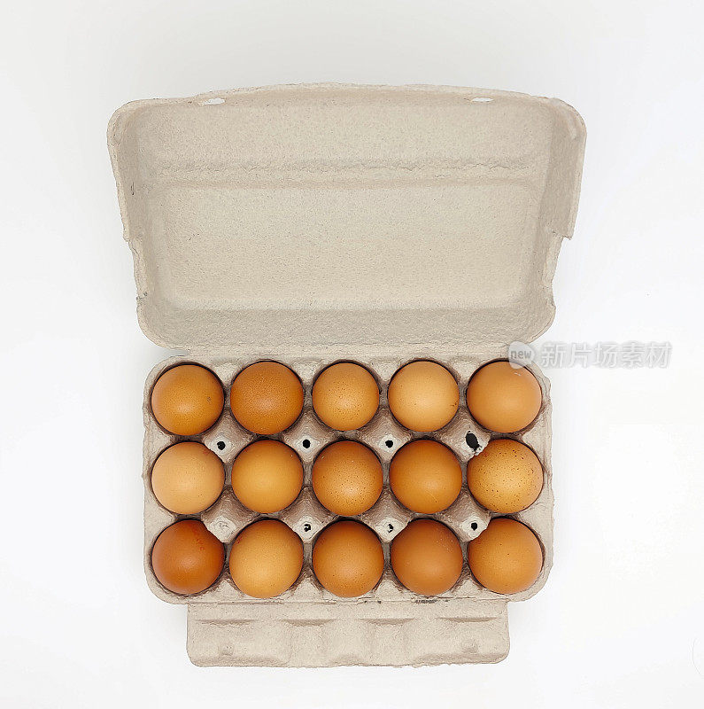 Topview的纸板鸡蛋盒与15个棕色鸡蛋孤立在白色背景。