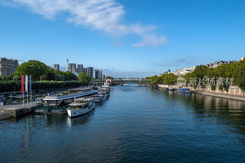 巴黎塞纳河的海滨长廊，锚定和现代办公大楼