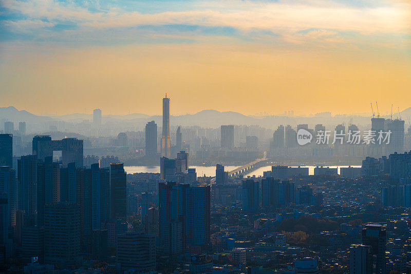 日落时分的韩国首尔城市天际线