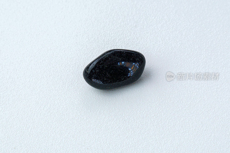 天然矿物岩石标本抛光黑色缟玛瑙宝石在白色背景