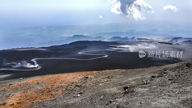 通往埃特纳火山顶部的道路，这是意大利西西里岛的一座活火山