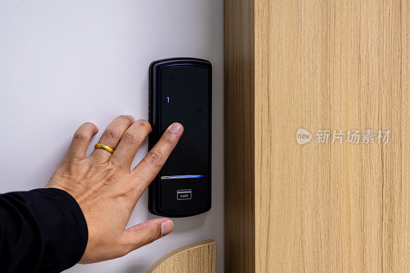 在酒店的门系统中，交存密码钥匙。酒店木门上的电子锁。入口门采用电子卡锁安全。用于酒店门禁的数字门锁安全系统