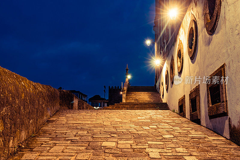 波尔图历史老城区夜晚的一条孤独狭窄的街道