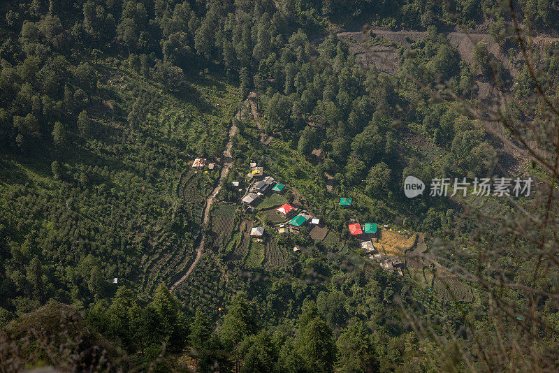 喜马拉雅村庄和森林，在高山上