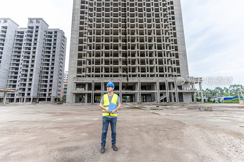 一位男建筑师在建筑工地工作