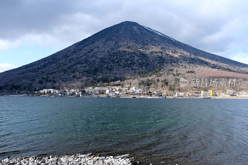 日本日光的中禅寺湖和南台山