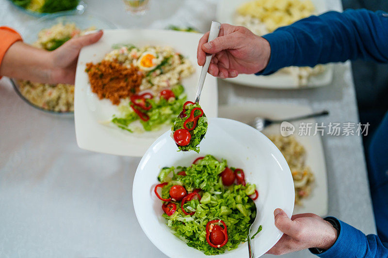 健康食品装在盘子里放在桌子上