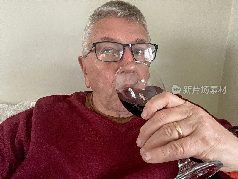 年长白人男子喝红酒