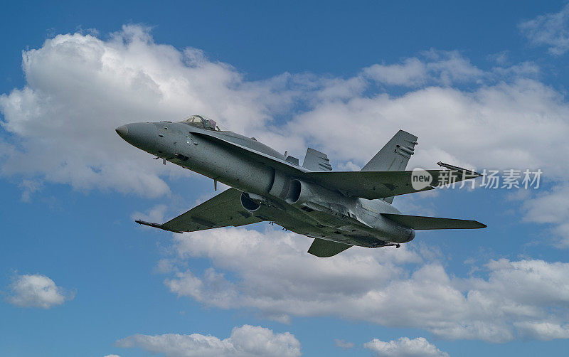 F-18超级大黄蜂战斗机在蓝天白云的映衬下飞翔