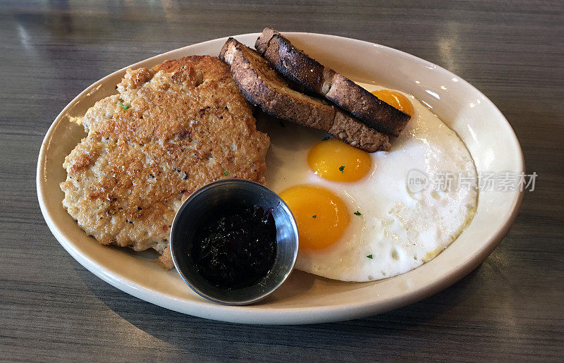 早餐，鸡蛋，土司，土豆饼