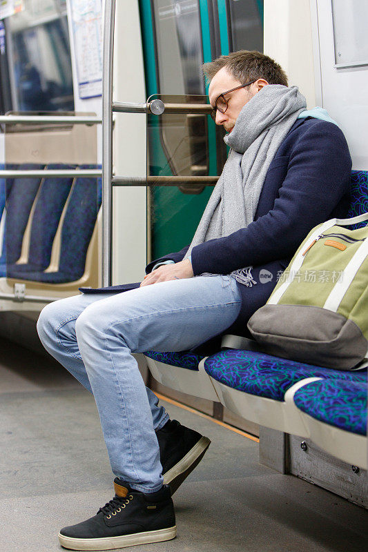 下班后在地铁里睡觉的疲惫不堪的男性