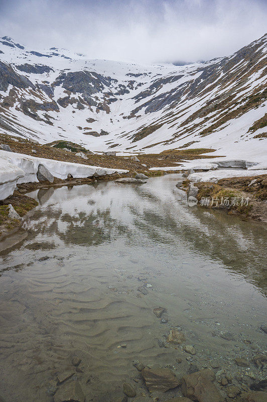 Kölnbreinbach在奥地利马尔他塔尔一个冰雪覆盖的山谷景观