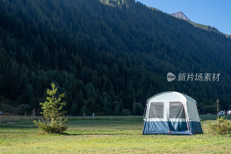 在欧洲山脉的一个营地，树下的帐篷