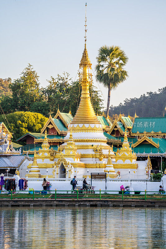 泰国湄宏山的卧佛寺