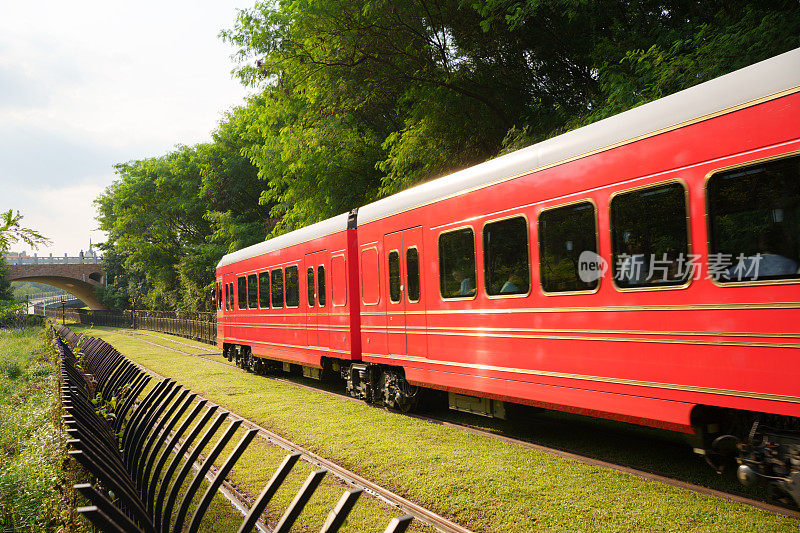 低碳旅行轨道电车