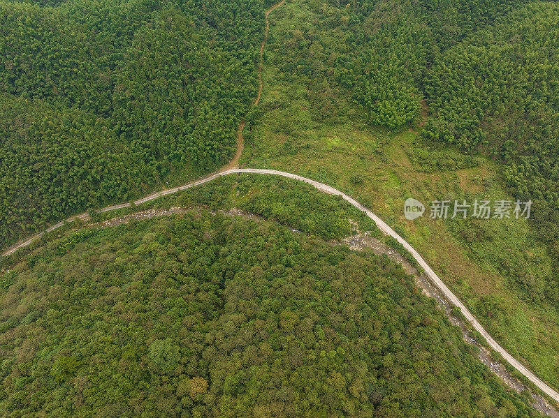 山路在山间