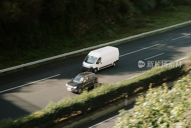 在高速公路上行驶的货车