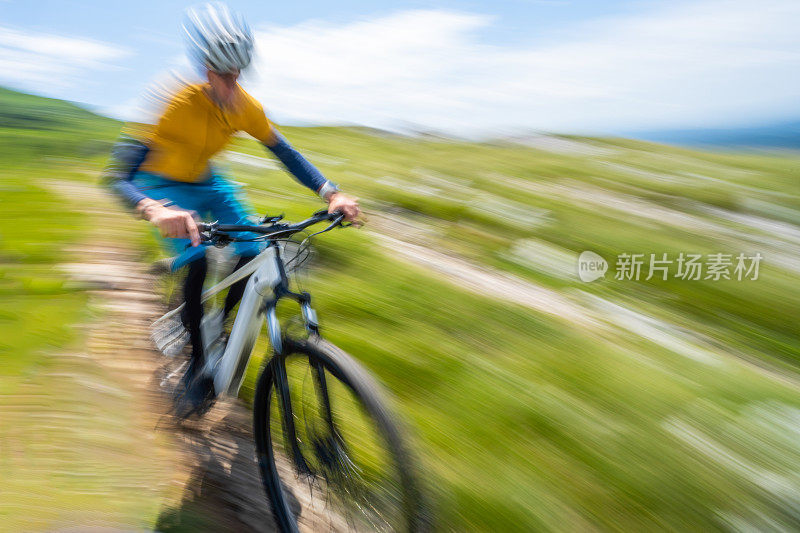 骑电动山地车的男子动作模糊