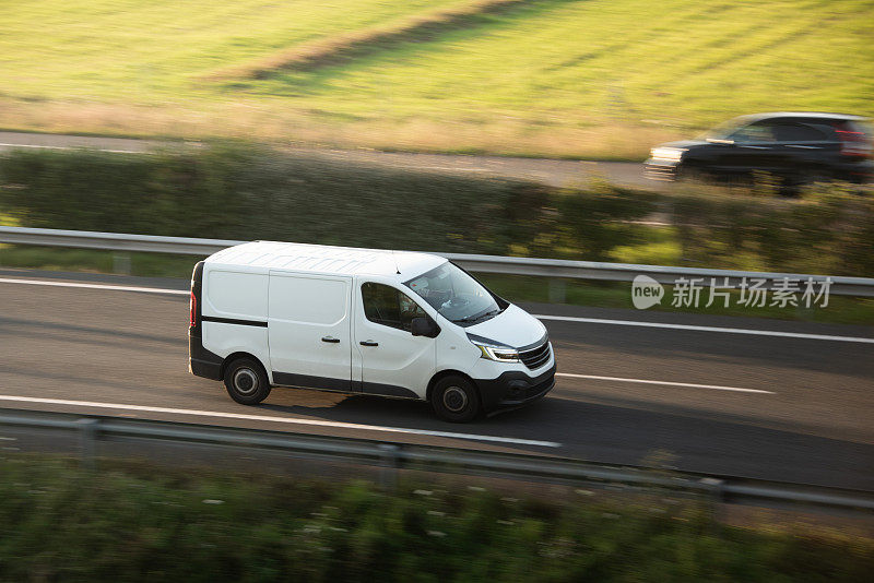 在高速公路上行驶的货车