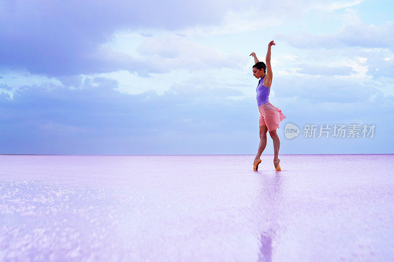 清晨，年轻的芭蕾舞女演员在湖面上翩翩起舞。