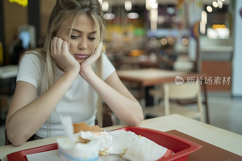 享用美味汉堡的女人