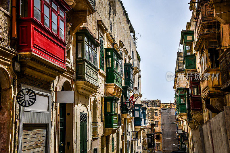 在马耳他的瓦莱塔，五彩缤纷的凸窗悬挂在街道上