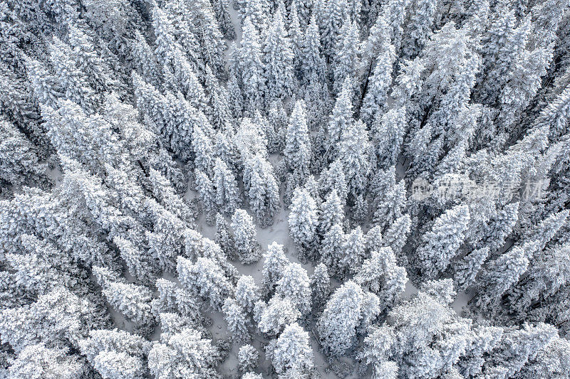 无人机拍摄的雪山鸟瞰图