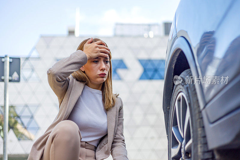 独身女性旅行者的路边挫折