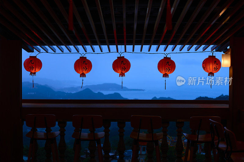 台湾台北，茶室里九分雨中的日落景象。