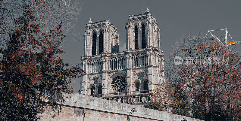 巴黎塞纳河上的圣母院