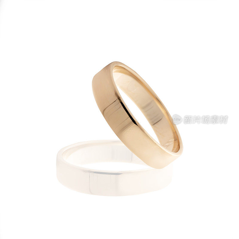 玫瑰金婚礼金结婚戒指孤立在白色的背景。金银婚礼时尚首饰