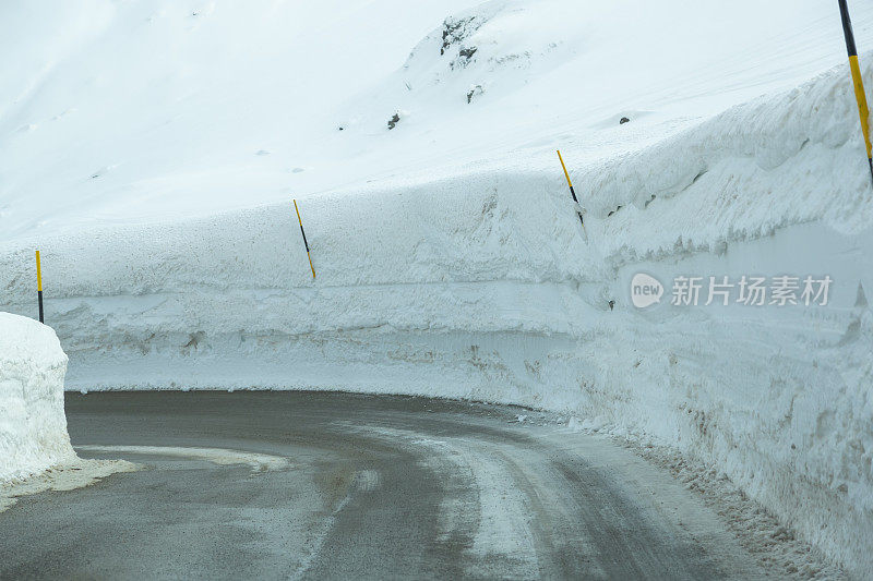 大雪中弯弯曲曲的道路