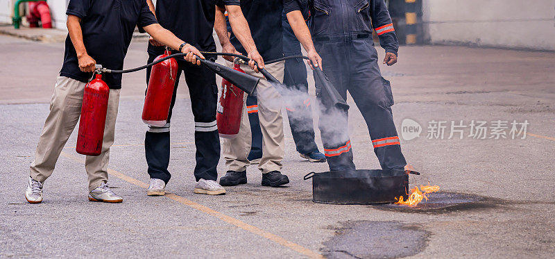 对工厂工人进行消防培训和演习，以保护消防和安全。