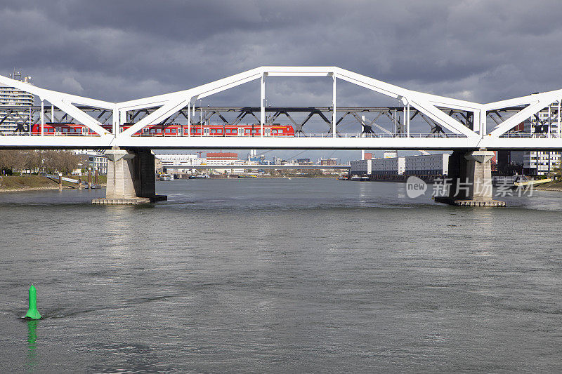 莱茵河上的一座桥，天空阴云密布