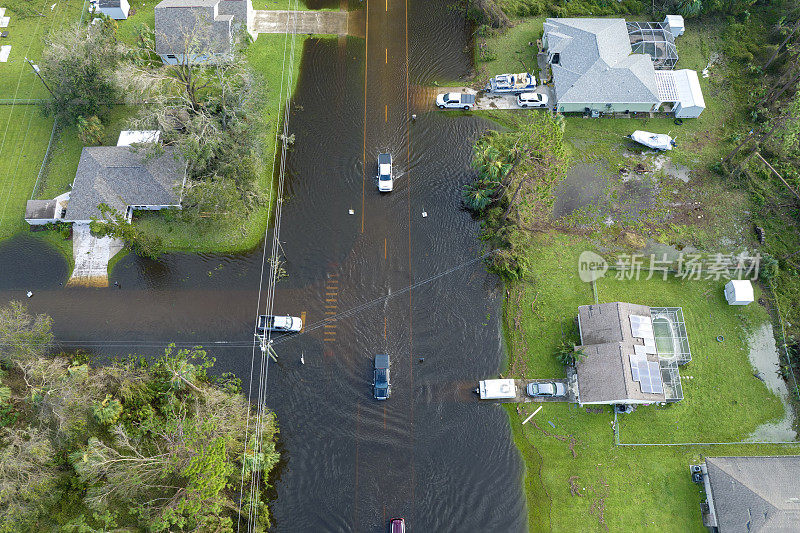 飓风“昏倒”淹没了佛罗里达州的道路，疏散车辆被淹没，郊区住宅区的房屋被水包围