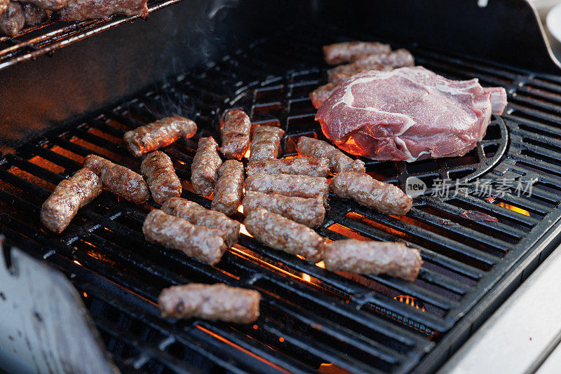 在烤肉架上烤碎的牛肉卷和红肉牛排