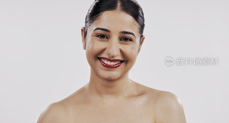 红色口红，化妆品和印度妇女的肖像，白色背景，健康，美容和护肤。皮肤病学，沙龙和快乐的人的脸与化妆品，魅力和美学的工作室