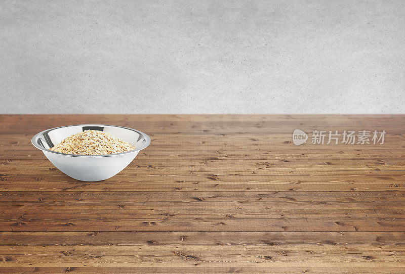 一碗燕麦放在木台面上