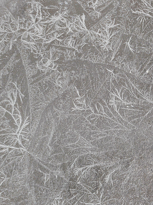 晶莹剔透的霜冻纹理自然冰块在灰色色调的冷色调，孤立的黑色背景。