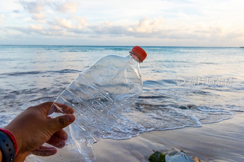 海滩上的塑料瓶