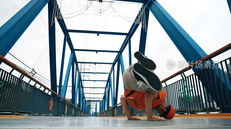 专业霹雳舞演员在桥头表演街舞舞步。活泼的。