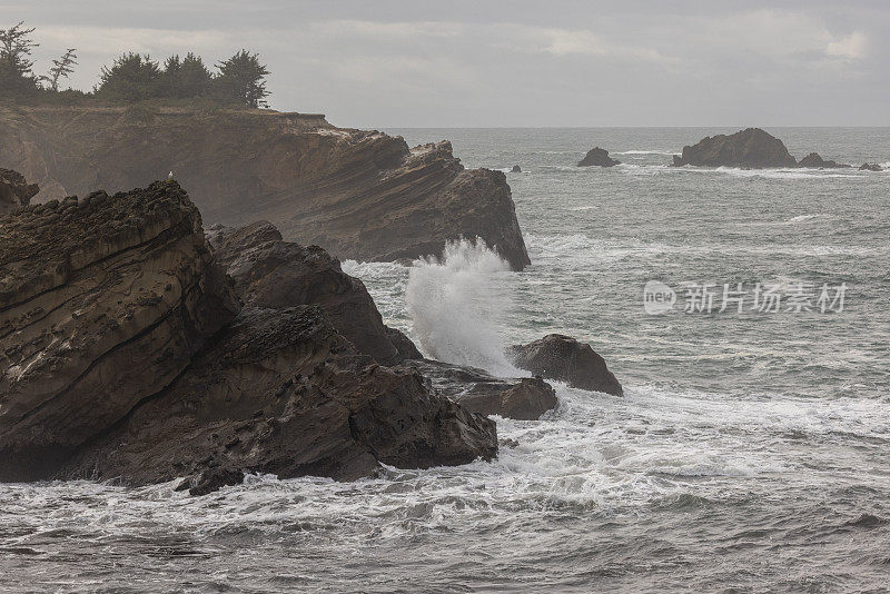 大海波涛汹涌，海浪拍击着岩石