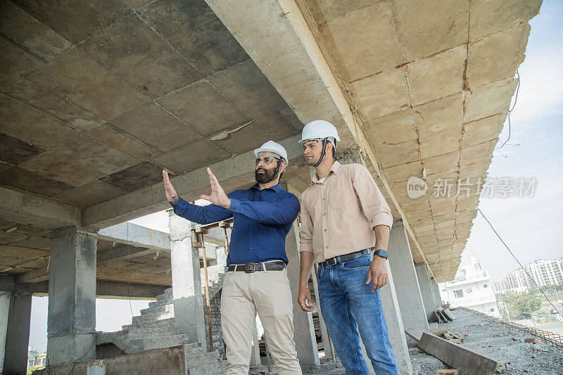 男承建商在工地讨论工程