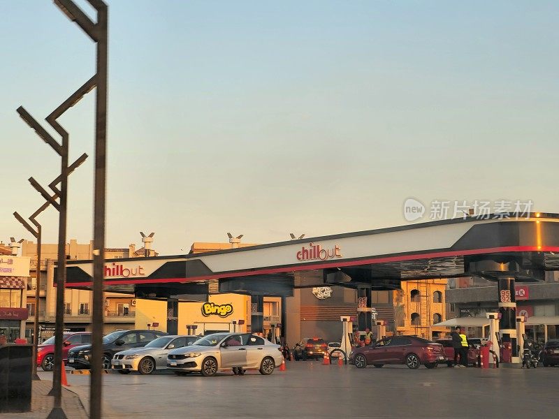 Chillout油气站，位于埃及新开罗的一个加油站，里面有商店和餐馆，也为电动汽车和车辆充电