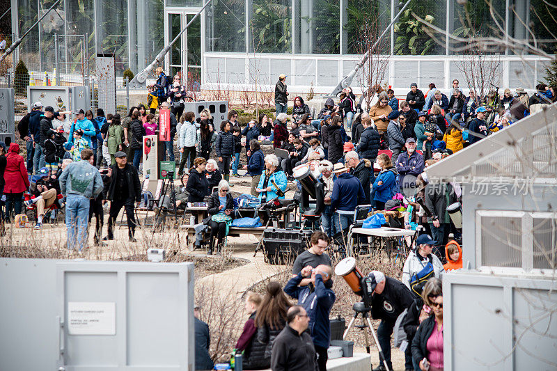 2024年日食:阿西尼博因公园观看派对的人群
