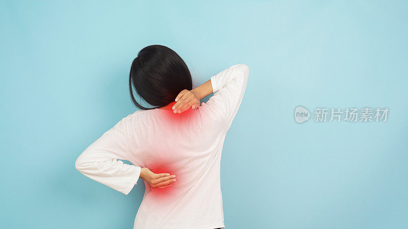 女性患有慢性背部和颈部疼痛，对青色的健康关注