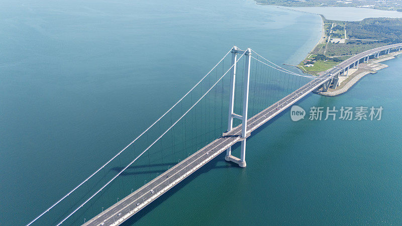 土耳其伊兹米特迪洛瓦西的奥斯曼加齐大桥鸟瞰图。