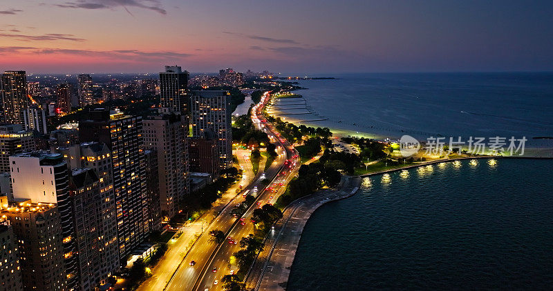 鸟瞰林肯公园和北大道海滩，芝加哥黄昏