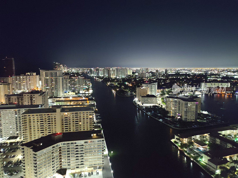 哈兰代尔海滩沿岸水道的夜景。迈阿密，美国佛罗里达州。