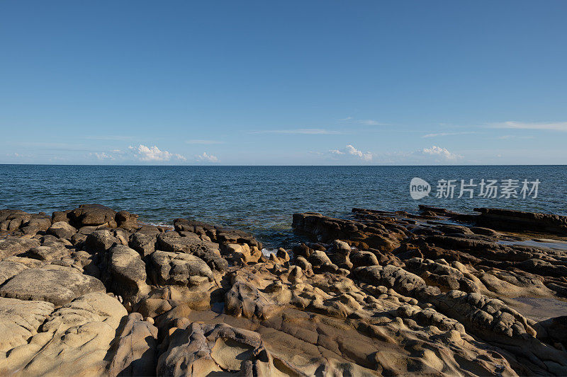 位于爱琴海的希腊岛屿的岩岸